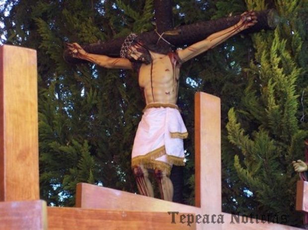 Realizan Viacrucis de Viernes Santo del Ecce Homo al Calvario en Tepeaca