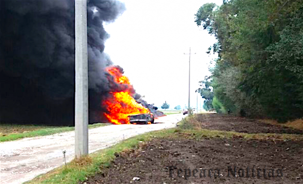 Arde camioneta con combustible ilegal en Camino Real a Álvaro Obregón, Tepeaca