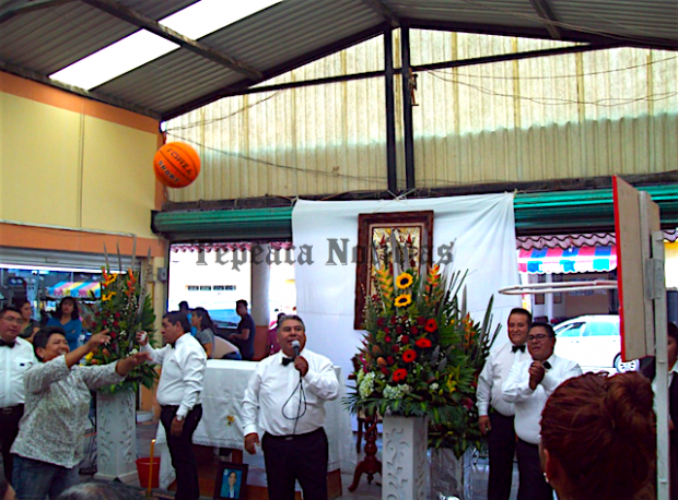 Celebran comerciantes del mercado de Tepeaca a mamás por Día de la Madre