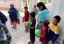 Entrega Santuario del Niño Doctor de Tepeaca calzado y juguetes a niños de comunidades marginadas.
