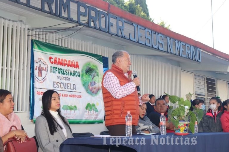 Entrega Velázquez Romero árboles a primaria JNM para una Tepeaca más verde.