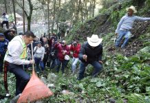 Gobierno estatal reconoce a Chignautla como ejemplo en la faena y tequio