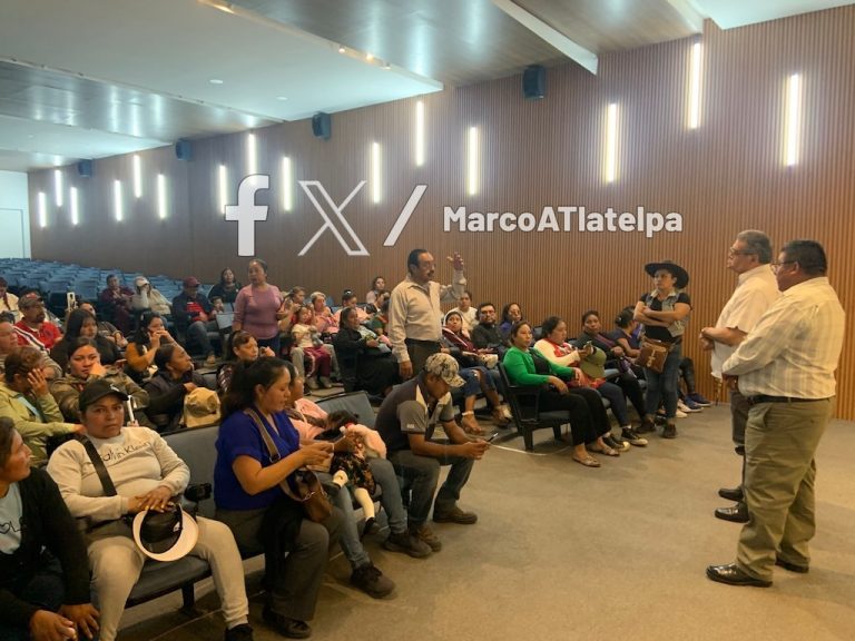 Continuan protestas de padres de la primaria MAC de Tepeaca por malversación de fondos en esa escuela.