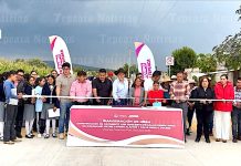 Entrega Velázquez nueva calle pavimentada en Vicente Guerrero, Tepeaca.
