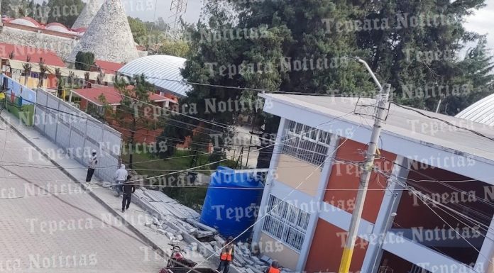 Por fuertes vientos, colapsa barda en primaria Aarón Merino en la Colonia, en Tepeaca