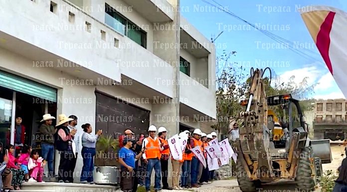 Da banderazo edil de Tepeaca a pavimentación con concreto hidráulico en San Hipólito Xochiltenango