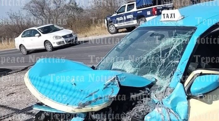 Percance vehicular en carretera Tecali-Tepeaca deja taxista lesionado.
