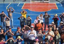 Entrega delegado del Bienestar cancha rehabilitada en San Simón Coatepec, en San Francisco Mixtla