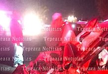 Deja persona lesionada, choque entre micro y sedan en San Hipólito Xochiltenango, Tepeaca.