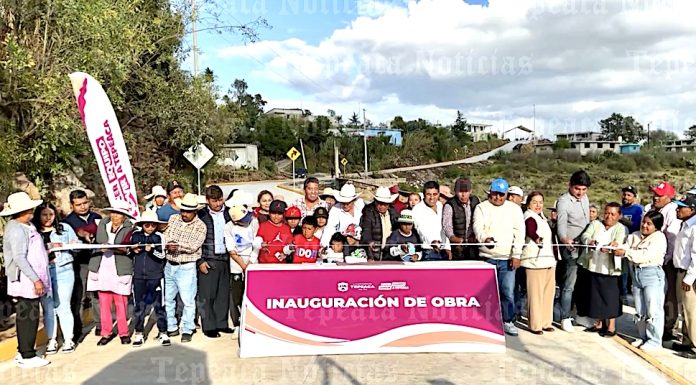 Cerrando el año con obras ; inaugura edil de Tepeaca construcción de calle en Tlayoatla.