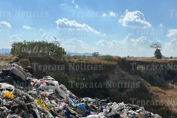 Alertan por tiraderos clandestinos de basura en Tepatlaxco de Hidalgo.