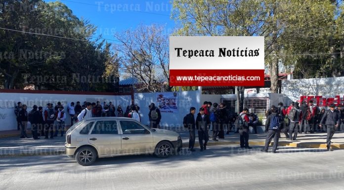 Impiden acceso a alumnos con cabello largo en CETIS 151 de Tepeaca.
