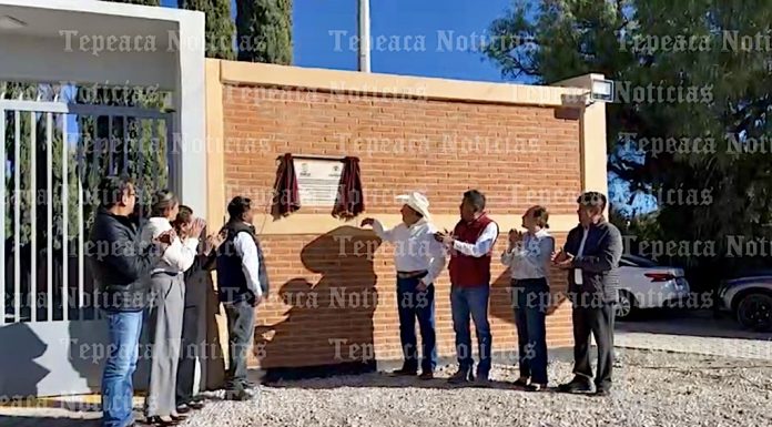 Inaugura edil Velázquez Romero barda perimetral en primaria de San Felipe Tenextepec, Tepeaca.