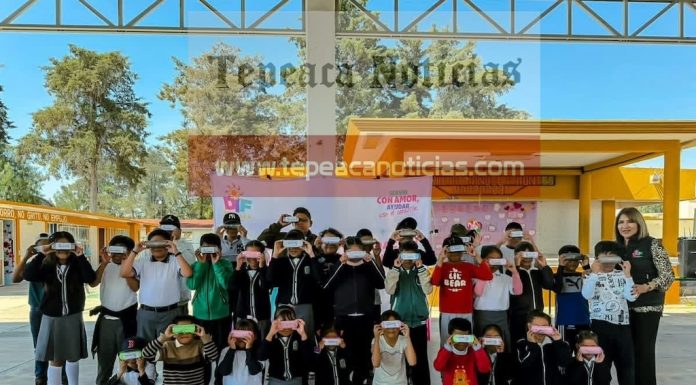 DIF Tepeaca entrega lentes a estudiantes de primarias en San Pablo Actipan, en alianza con Fundación CLISA