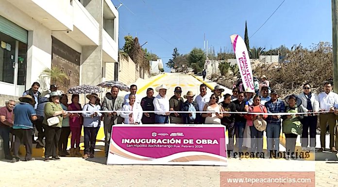 Entrega Velázquez Romero calle con concreto hidráulico en San Hipólito Xochiltenango, Tepeaca