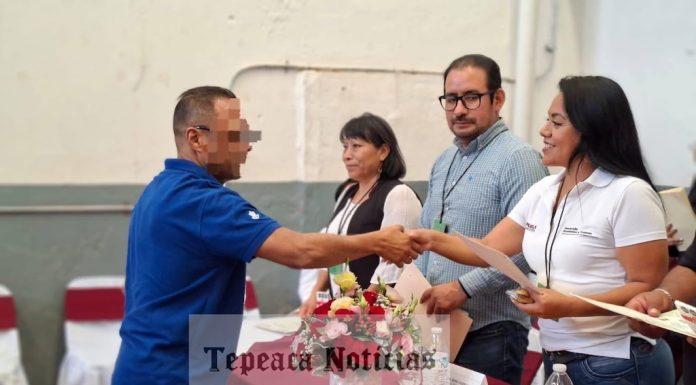 Entrega de constancias de capacitación en el CERESO de Tepeaca .
