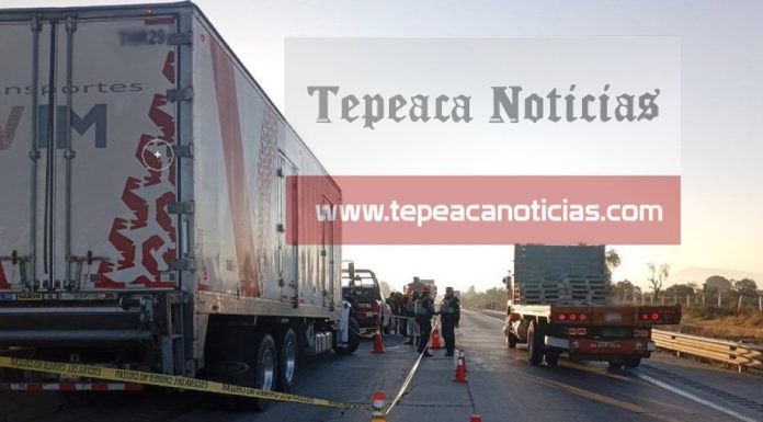 Ultiman a conductor de trailer en intento de robo en la autopista, a la altura de Tepeaca.