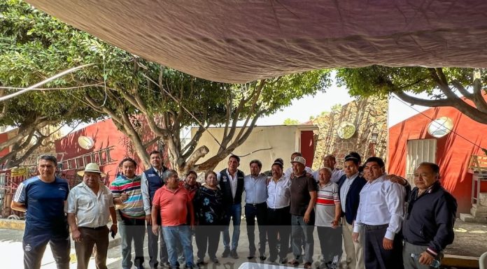 Encabeza Sergio Juárez asamblea comunitaria con comerciantes y productores en San Salvador Huixcolotla.