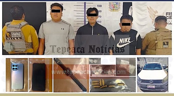 Detienen a tres personas con vehículo robado en Acajete